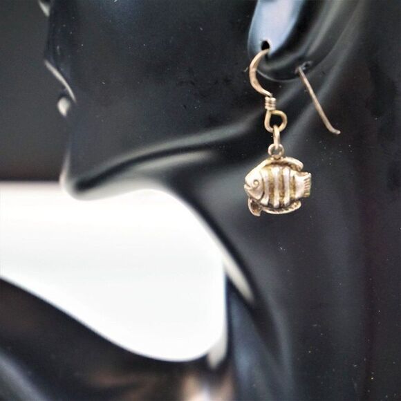 Vintage Fish Earrings Silver Tone Dangle Pierced  1 inch - Picture 2 of 5